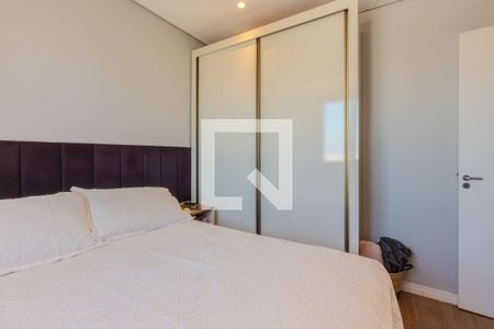 Cama simples com colchão e travesseiro, com cabeceira de couro e armário de vidro. de apartamento à venda com 2 quartos, 46m² em Vila Carbone, São Paulo