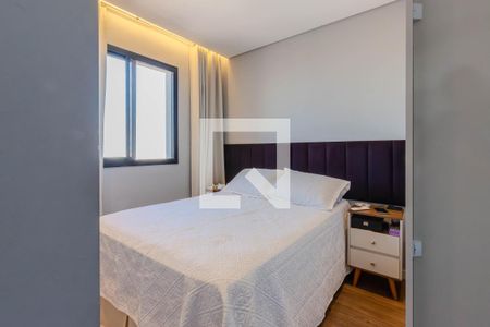 Cama simples com colchão branco e cortina de cor clara, iluminada por luzes de parede. de apartamento à venda com 2 quartos, 46m² em Vila Carbone, São Paulo