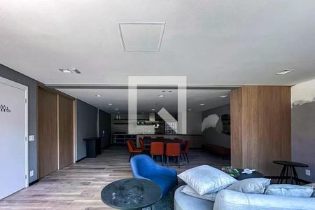 Sala de estar com sofás, mesas e cadeiras, iluminada por lâmpadas e com uma vista para a rua. de apartamento à venda com 2 quartos, 50m² em Quarta Parada, São Paulo