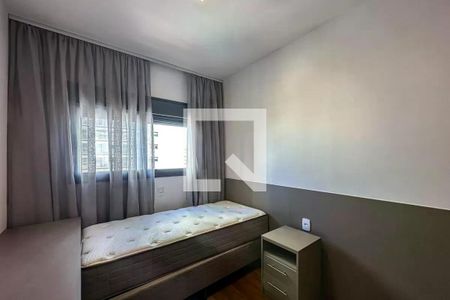 Quarto simples com cama de solteiro e cortinas claras, iluminado por uma janela pequena. de apartamento à venda com 2 quartos, 50m² em Quarta Parada, São Paulo
