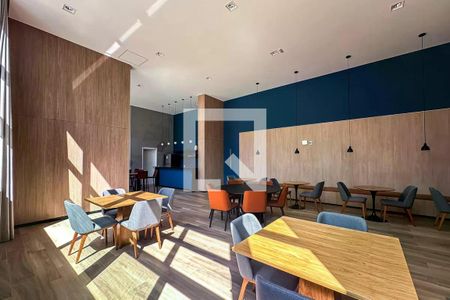 Sala de reuniões com mesas e cadeiras, iluminação natural, parede em madeira e azul, piso em madeira, iluminação artificial, não há staging. de apartamento à venda com 2 quartos, 50m² em Quarta Parada, São Paulo