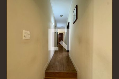 corredor interno de casa para alugar com 5 quartos, 480m² em Vila Augusta, Guarulhos