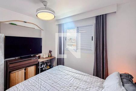 Cama simples com TV e arco na parede, com vista para a cidade. de apartamento à venda com 3 quartos, 68m² em Vila Independencia, São Paulo