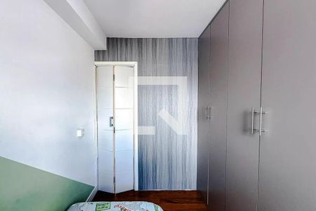Quarto simples com cama e armários, com um pouco de luz natural. de apartamento à venda com 3 quartos, 68m² em Vila Independencia, São Paulo