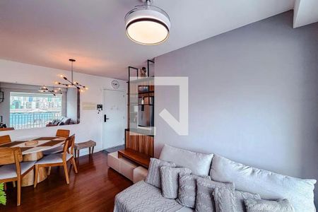 Sala de estar com vista para a cidade, com móveis em madeira e iluminação moderna. de apartamento à venda com 3 quartos, 68m² em Vila Independencia, São Paulo