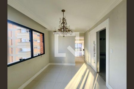 Paredes e teto brancos, chandelier, janelas com persianas, piso de porcelanato, vista para o lado de fora, iluminação boa, nenhuma decoração. de apartamento à venda com 6 quartos, 344m² em Água Fria, São Paulo