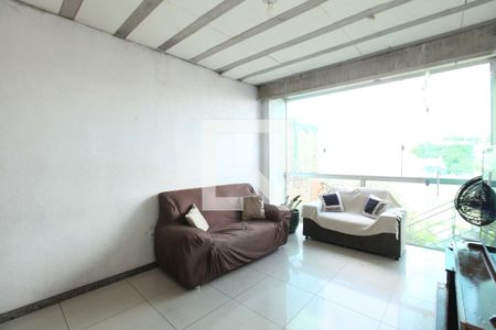 Casa à venda com 5 quartos, 360m² em Água Branca, Contagem