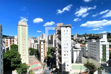 Vista da Sala de apartamento para alugar com 3 quartos, 90m² em Santo Antônio, Belo Horizonte