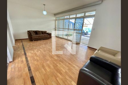 Casa para alugar com 3 quartos, 200m² em Serra, Belo Horizonte
