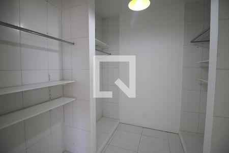 Closet da suíte 1 de casa de condomínio para alugar com 1 quarto, 60m² em Curicica, Rio de Janeiro