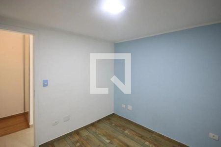 Quarto com piso de madeira e parede azul, iluminado por uma lâmpada de teto. de casa à venda com 2 quartos, 150m² em Parque Casa de Pedra, São Paulo