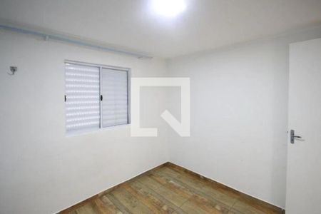 Quarto com janela e piso de madeira, iluminado por uma lâmpada de teto. de casa à venda com 2 quartos, 150m² em Parque Casa de Pedra, São Paulo