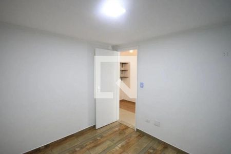 Porta de entrada de um apartamento com iluminação natural e piso de madeira. de casa à venda com 2 quartos, 150m² em Parque Casa de Pedra, São Paulo