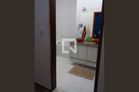 Casa à venda com 3 quartos, 200m² em Parque Maria Domitila, São Paulo