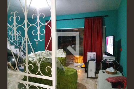 Casa à venda com 3 quartos, 200m² em Parque Maria Domitila, São Paulo
