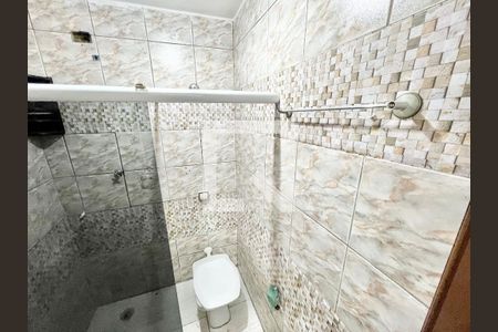 Banheiro de casa de condomínio para alugar com 2 quartos, 40m² em Vila Espanhola, São Paulo