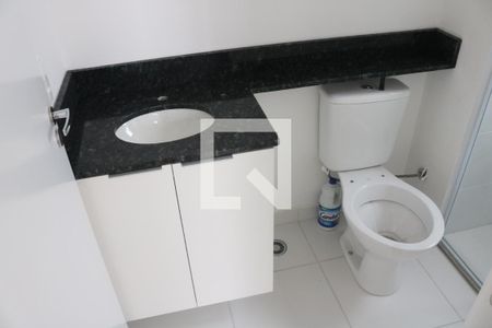 Banheiro de apartamento para alugar com 1 quarto, 25m² em Parque Industrial Tomas Edson, São Paulo