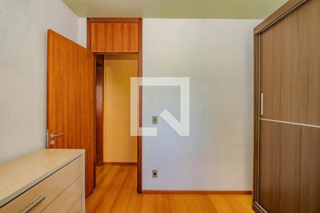 Quarto 1 de apartamento para alugar com 2 quartos, 63m² em Jardim Carvalho, Porto Alegre