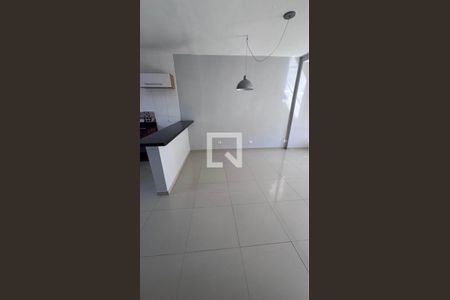 Sala de casa para alugar com 2 quartos, 100m² em Jardim Silvia, Embu das Artes
