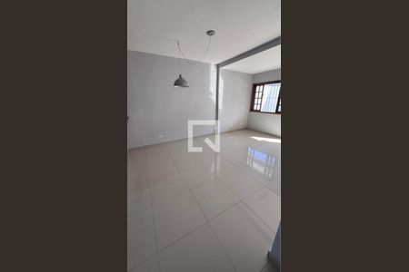 Sala de casa para alugar com 2 quartos, 100m² em Jardim Silvia, Embu das Artes