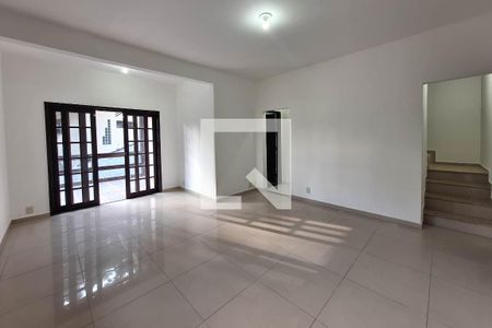 Sala de casa de condomínio à venda com 3 quartos, 258m² em Santa Barbara, Niterói