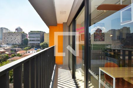 varanda Sala de estar de kitnet/studio para alugar com 1 quarto, 27m² em Vila Madalena, São Paulo