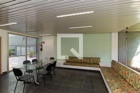 Sala de espera com sofás e mesa de vidro, iluminada por luz natural e artificial. de apartamento à venda com 3 quartos, 93m² em Aclimação, São Paulo