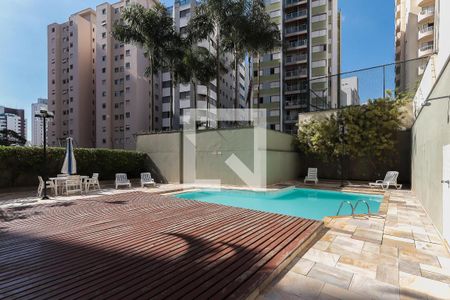 Piscina com deck de madeira e vista para edifícios residenciais. de apartamento à venda com 3 quartos, 93m² em Aclimação, São Paulo