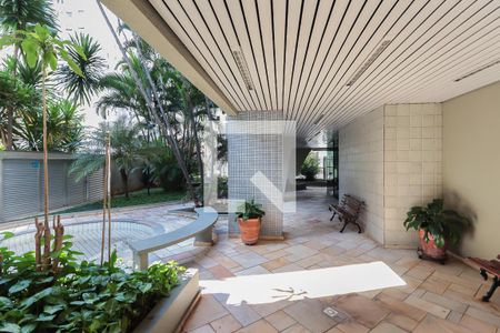 Piscina com banheiras e área de descanso ao redor, com jardim e arborização. de apartamento à venda com 3 quartos, 93m² em Aclimação, São Paulo
