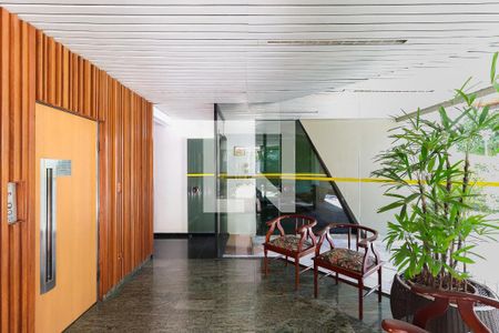 Pátio com mobília simples e plantas, com vista para a rua. de apartamento à venda com 3 quartos, 93m² em Aclimação, São Paulo