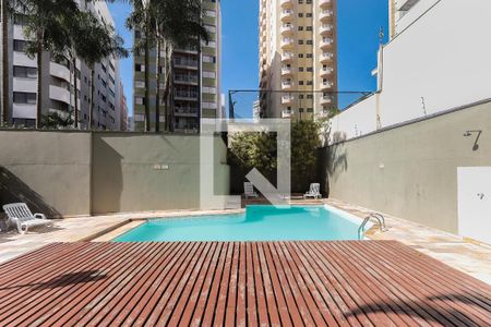 Piscina com deck de madeira e vista para edifícios residenciais. de apartamento à venda com 3 quartos, 93m² em Aclimação, São Paulo