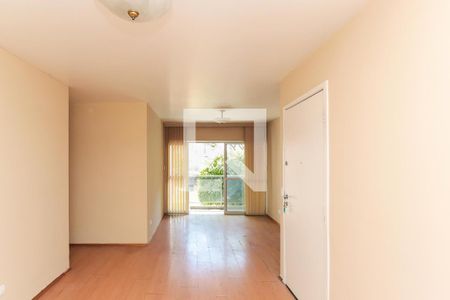 Espaço de entrada com porta de vidro e iluminação natural. de apartamento à venda com 3 quartos, 93m² em Aclimação, São Paulo
