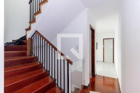 Sala Corredor e Escadas de casa para alugar com 3 quartos, 200m² em Jardim Monjolo, São Paulo