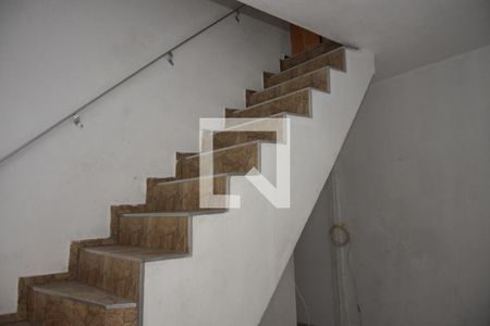 Escada de casa para alugar com 2 quartos, 70m² em Jardim Macedonia, Embu das Artes