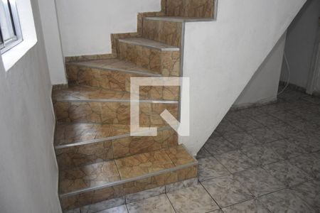 Escada de casa para alugar com 2 quartos, 70m² em Jardim Macedonia, Embu das Artes