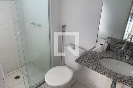 Banheiro de kitnet/studio para alugar com 1 quarto, 50m² em Vila Matias, Santos