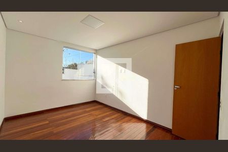 Casa à venda com 3 quartos, 500m² em Estoril, Belo Horizonte
