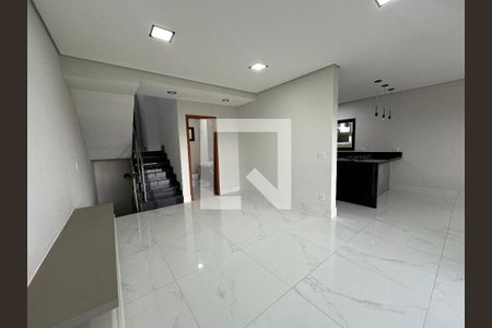 Sala de casa de condomínio à venda com 3 quartos, 250m² em Quintas do Ingaí, Barueri