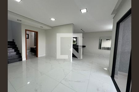 Sala de casa de condomínio à venda com 3 quartos, 250m² em Quintas do Ingaí, Barueri