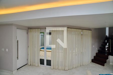 Sala de casa de condomínio para alugar com 4 quartos, 380m² em Barra da Tijuca, Rio de Janeiro