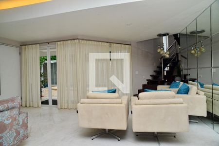 Sala de casa de condomínio para alugar com 4 quartos, 380m² em Barra da Tijuca, Rio de Janeiro