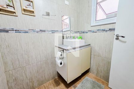 Banheiro social de casa à venda com 4 quartos, 251m² em Santa Terezinha, Santo André