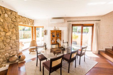 Sala  de casa de condomínio para alugar com 4 quartos, 700m² em Alphaville, Santana de Parnaíba