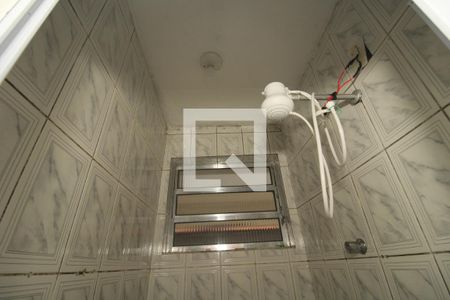 Banheiro de kitnet/studio para alugar com 1 quarto, 28m² em Liberdade, São Paulo