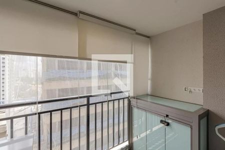 Balcony com vista para a cidade, com móveis de madeira e cortinas claras. de apartamento à venda com 1 quarto, 31m² em Indianópolis, São Paulo