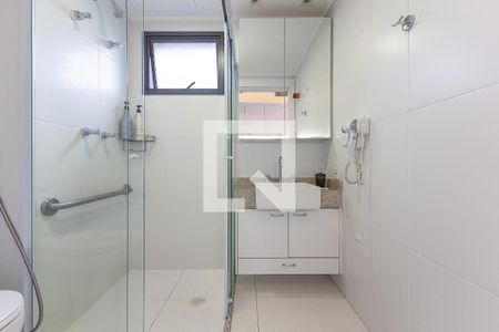 Banheiro de kitnet/studio para alugar com 1 quarto, 21m² em Indianópolis, São Paulo