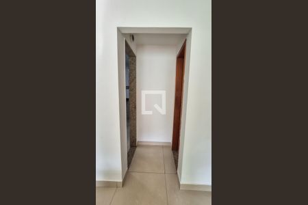 Acesso a Cozinha e Banheiro social  de casa para alugar com 3 quartos, 305m² em Ramos, Rio de Janeiro