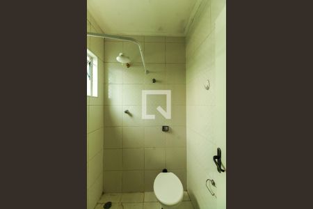 Banheiro da Suíte 1 de casa de condomínio para alugar com 2 quartos, 119m² em Vila Invernada, São Paulo