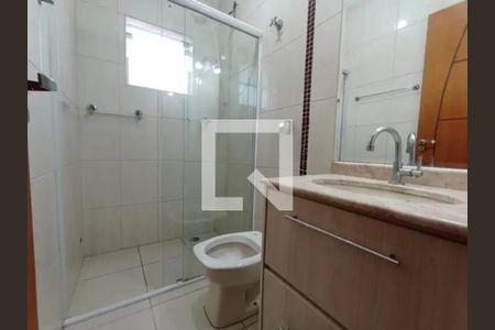 Banheiro com chuveiro e pia, com piso de porcelanato e bancada de granito. de casa à venda com 6 quartos, 137m² em Vila Medeiros, São Paulo