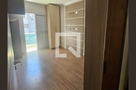 Quarto com móveis de madeira e piso de parquet, com vista para a rua. de casa à venda com 6 quartos, 137m² em Vila Medeiros, São Paulo